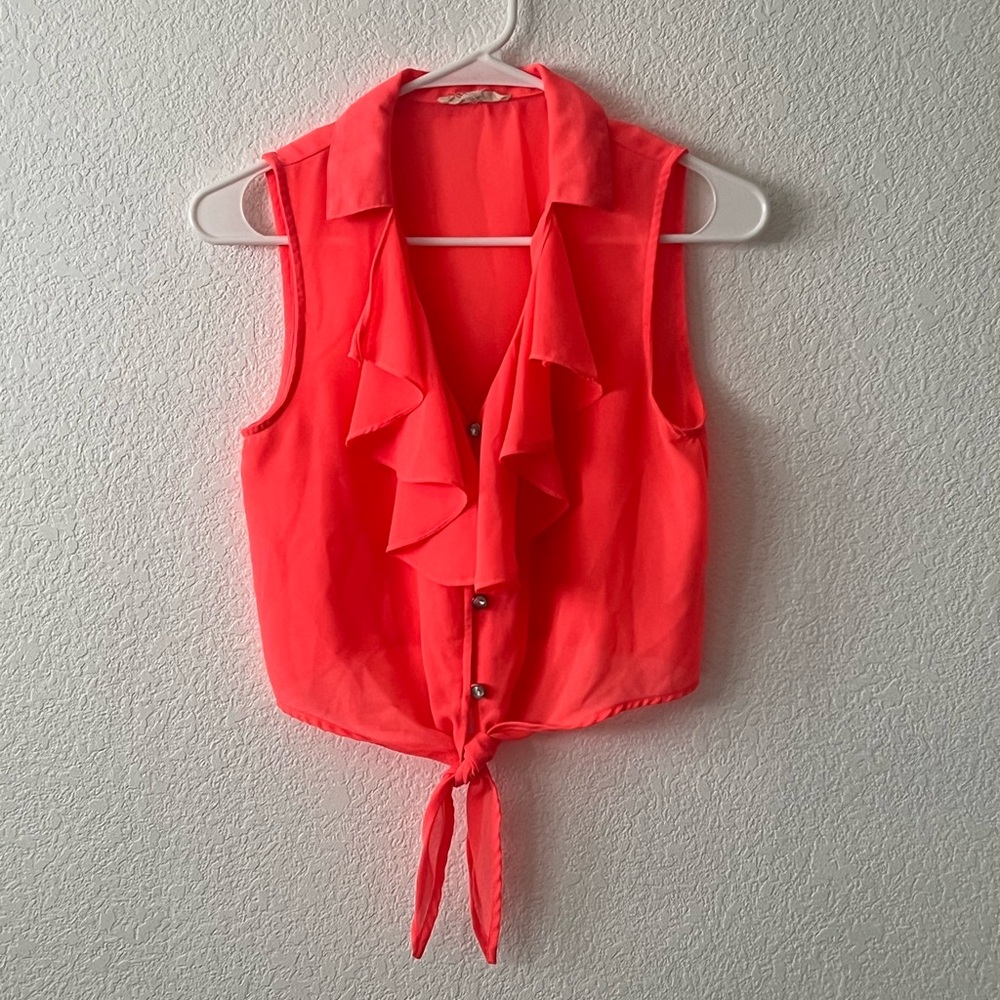 Fun vacation top or for when the weather is warm! Gently used